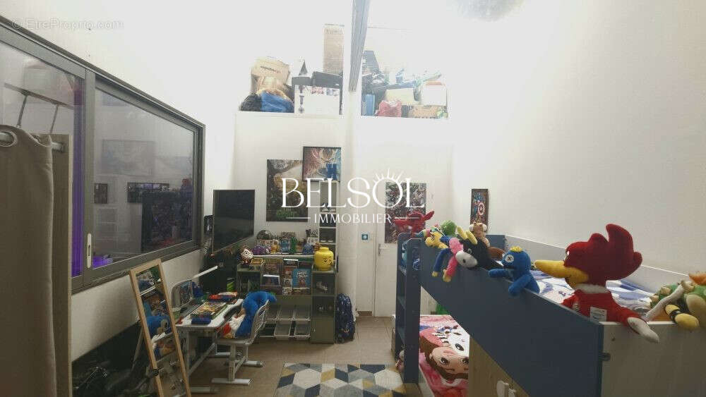 chambre avec hauteur ; pouvant être aménager - Appartement à PERPIGNAN