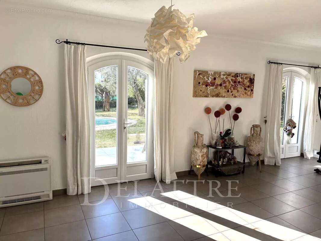 Maison à VALBONNE