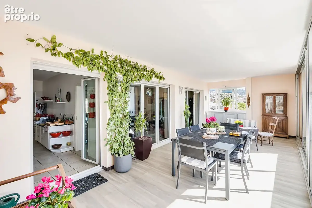A vendre en exclusivité un appartement T4/T5 de 163 m2 avec vue mer, calanques, Notre Dame de la Garde et box/ secteur Bonnevein - photo 2