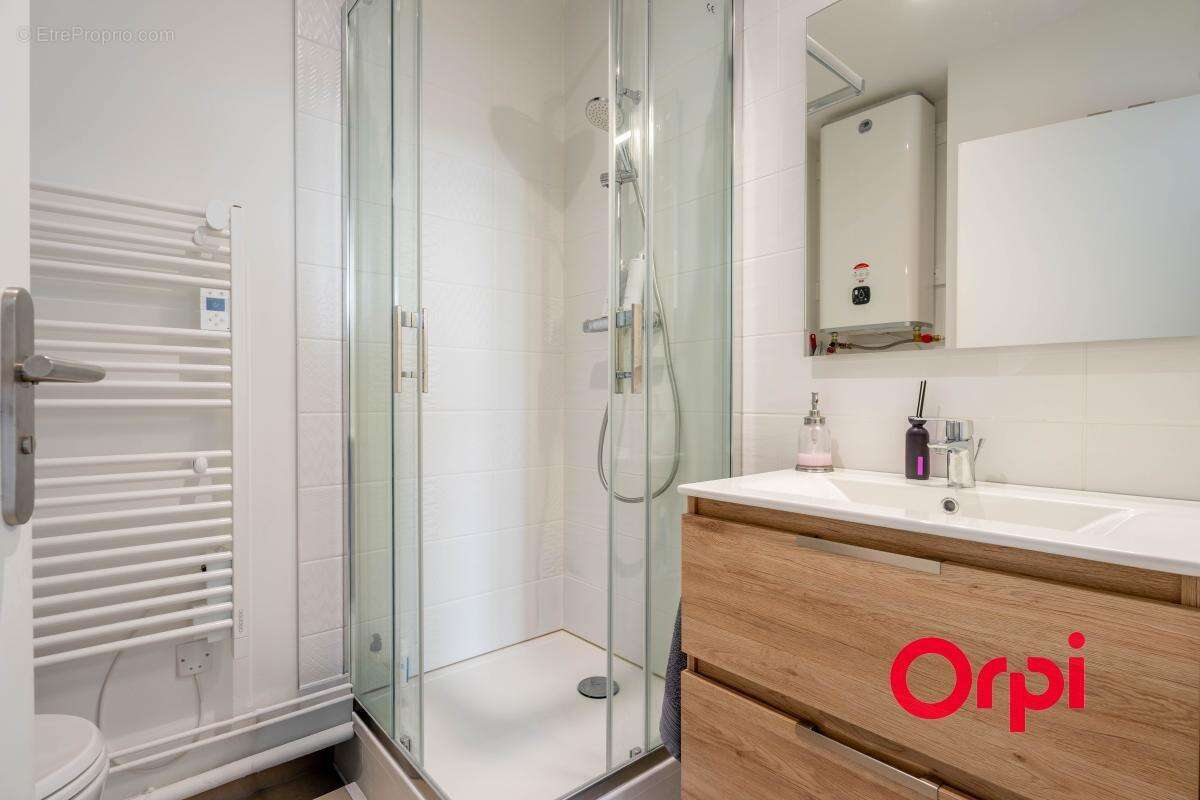 T2 rénové de 40 m² dans une bâtisse en pierres dorées - photo 9