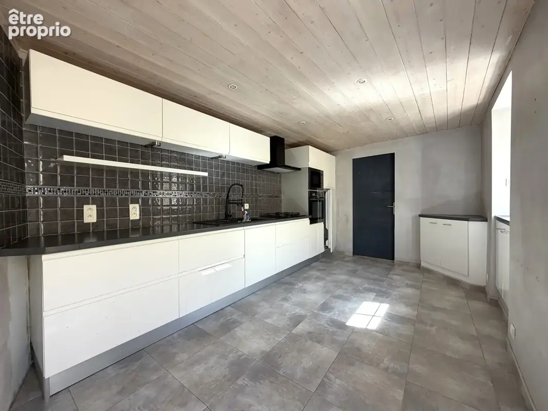AIZENAY, maison de ville 3 chbres + bureau avec cour - photo 2
