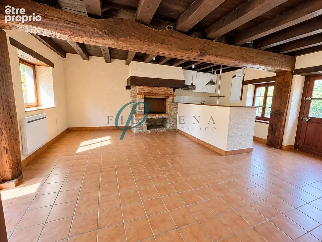 Maison en pierre à rénover, 2 chambres, cheminée et grenier aménageable, Charme de l'ancien et beau potentiel - photo 3