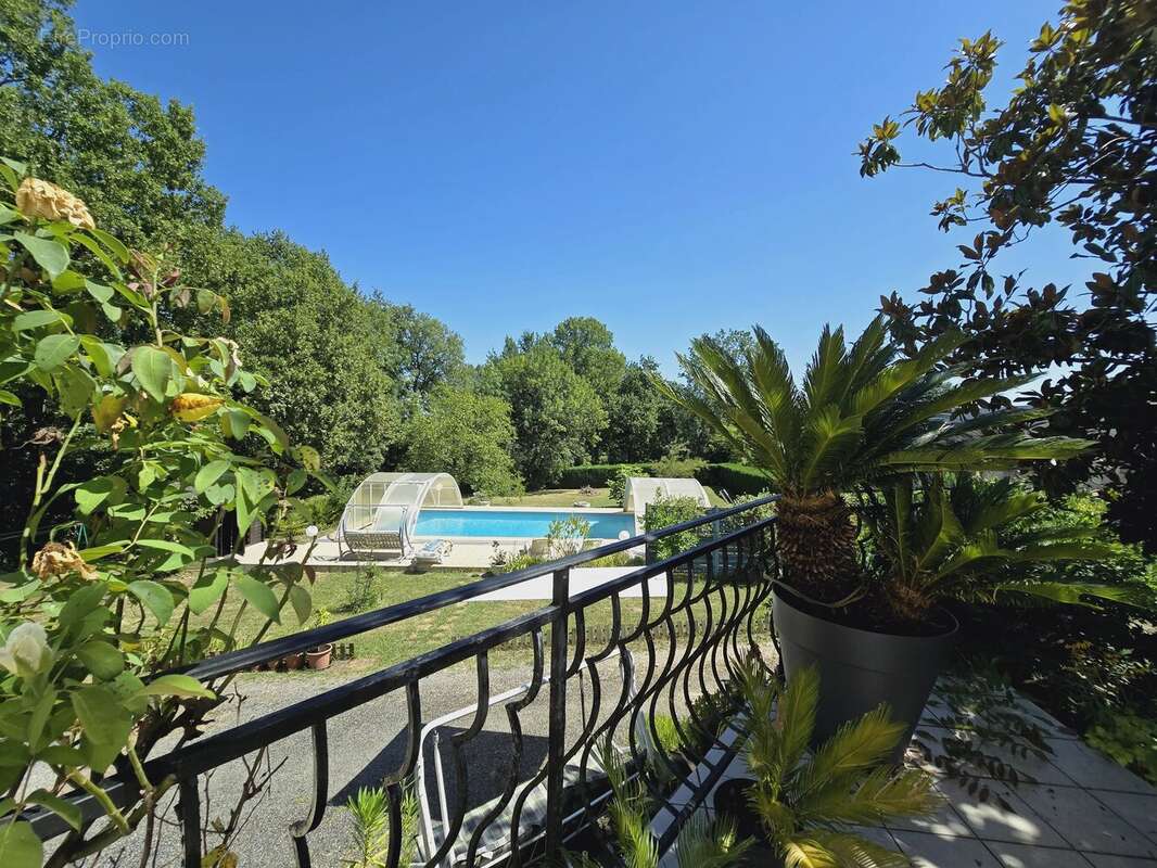 Maison familiale spacieuse avec 4 chambres, un grand sous-sol et une piscine - photo 17