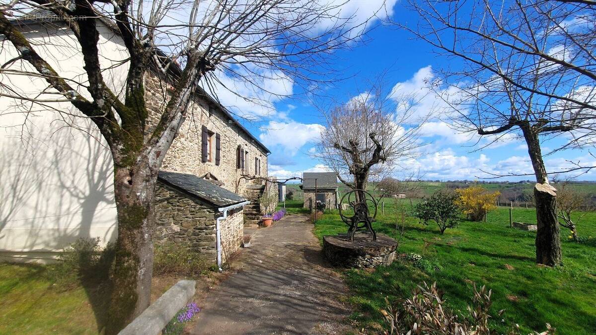 Maison à LA SALVETAT-PEYRALES