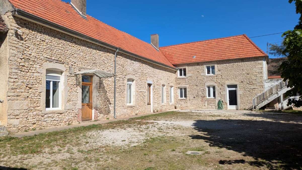 Maison à MIREBEAU-SUR-BEZE
