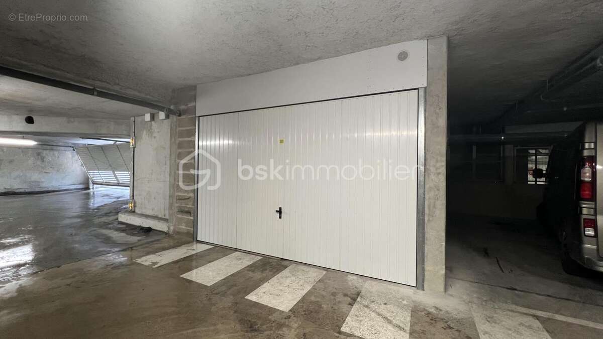 8 Box et 1 place de parking sur 167 m² + ou - - photo 16
