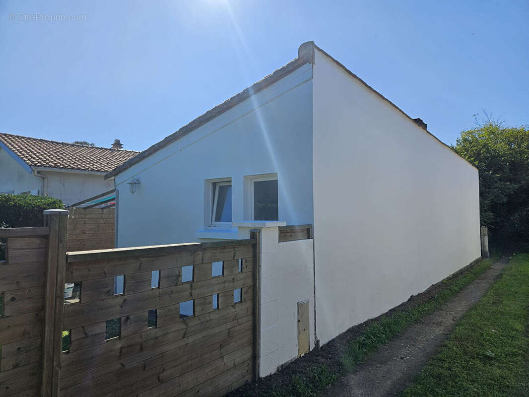 Face à la mer et à 1 km de la Citadelle - Charmante maison de plain-pied avec 2 chambres et jardin - photo 2