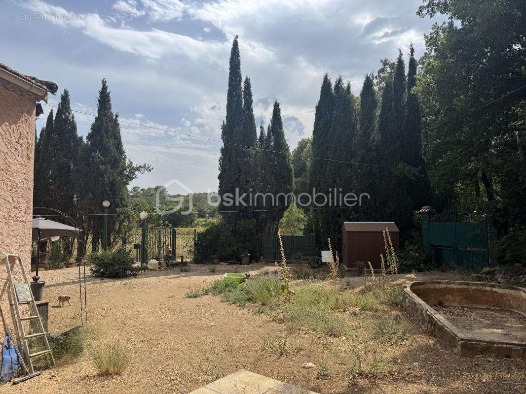 À La Roquebrussanne (83136), maison de plain-pied rénovée avec studio indépendant sur 1 650 m² de terrain plat et clôturé - photo 5