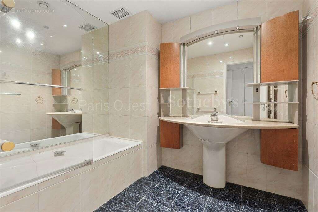 Appartement à PARIS-16E