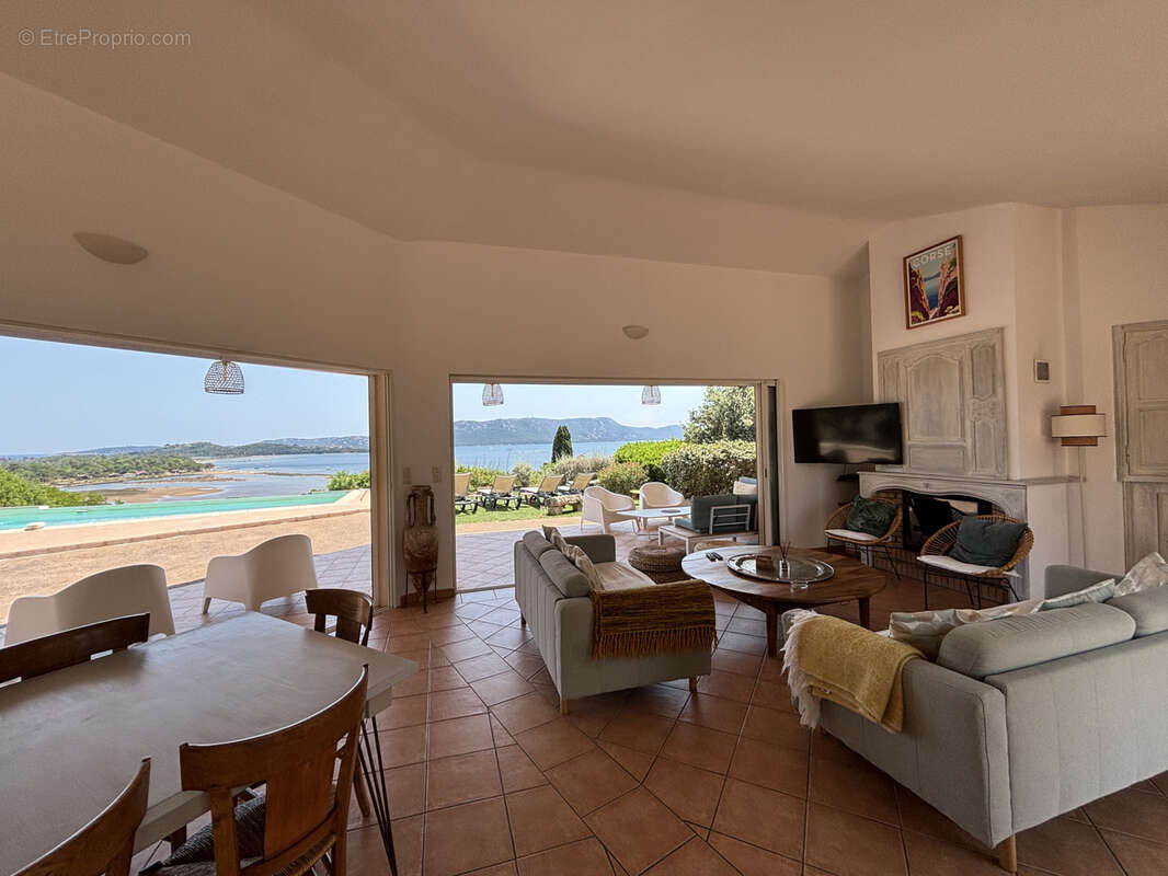 Villa de 176m2  sur 2 niveaux avec piscine et vue panoramique sur la mer et le golfe de Porto Vecchio - photo 8