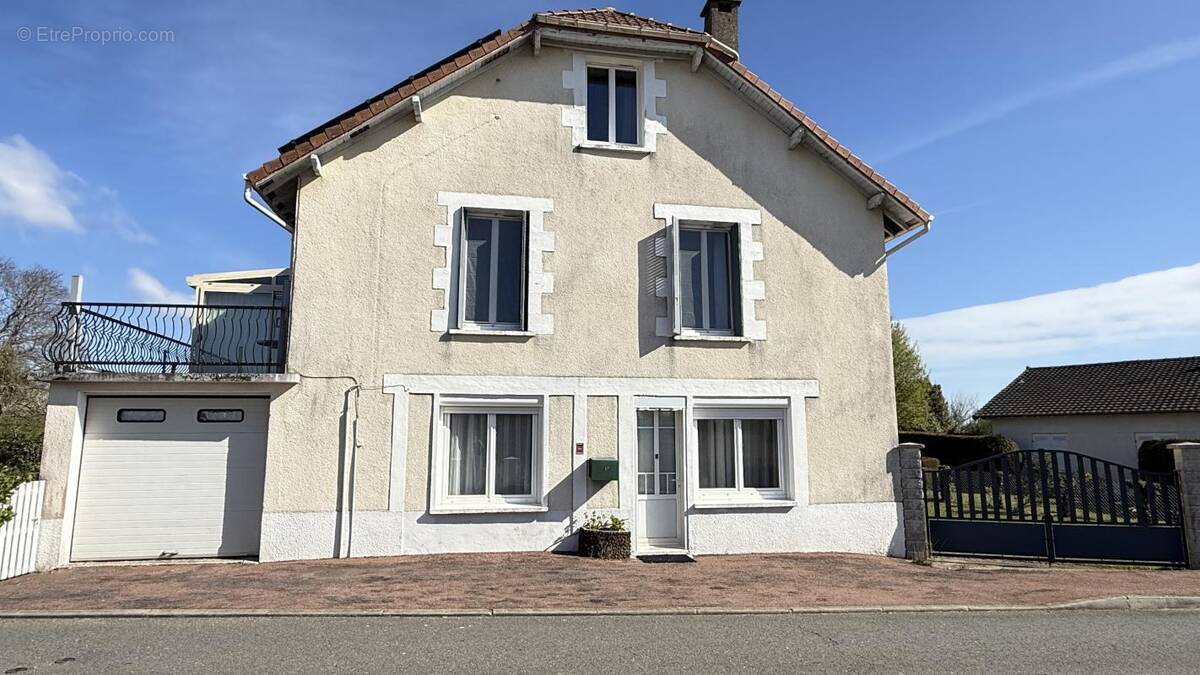 Maison à SAINT-PRIEST-LES-FOUGERES