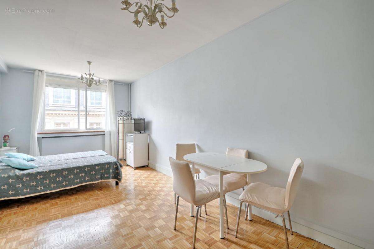 Appartement à PARIS-8E