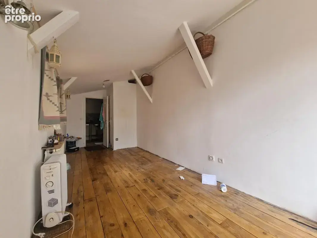 Maison à rénover en fond de parcelle de 240m² de terrain. Idéalement située à moins de 10 minutes à pied de la gare, cette maiso - photo 16