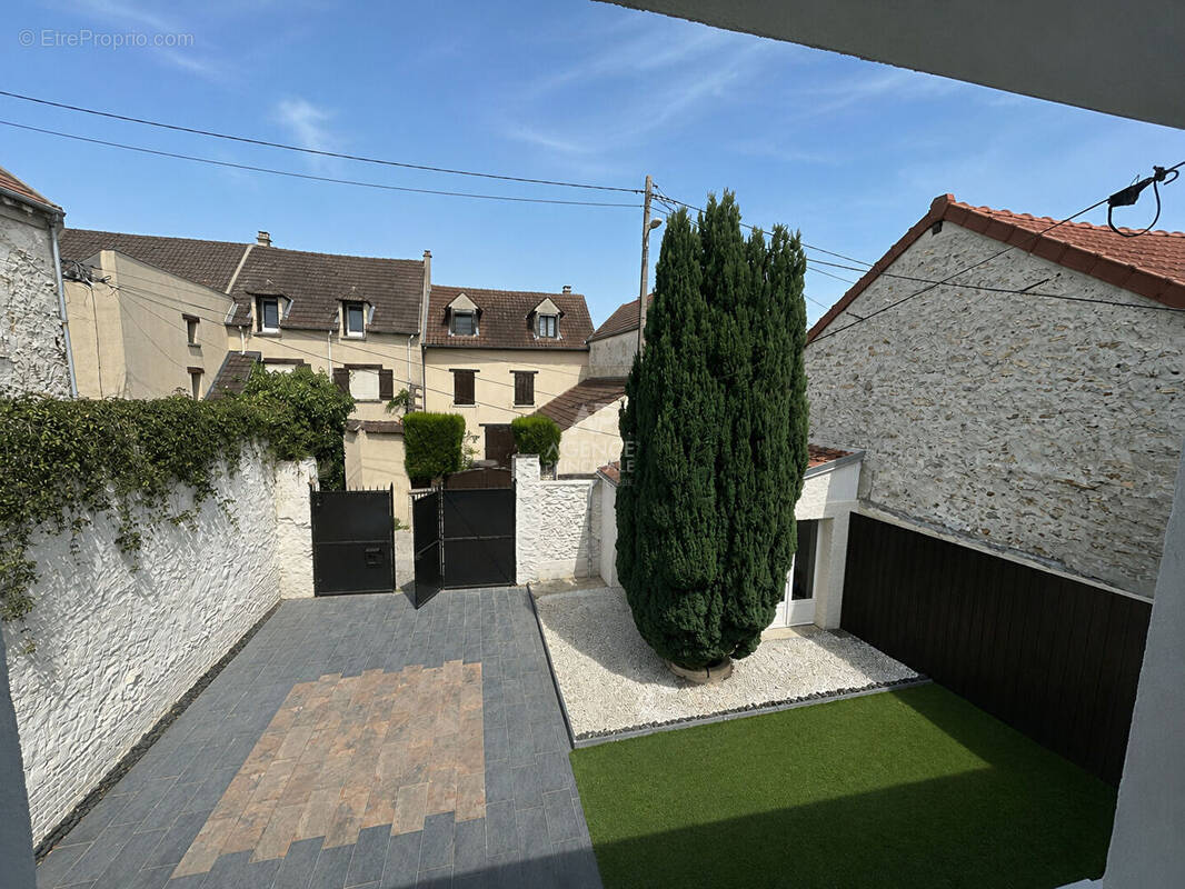 Maison à CHANTELOUP-LES-VIGNES