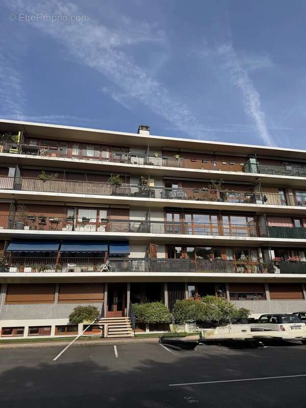 Bougival – Appartement familial 3 chambres avec terrasse et parking – Résidence arborée avec piscine - photo 5