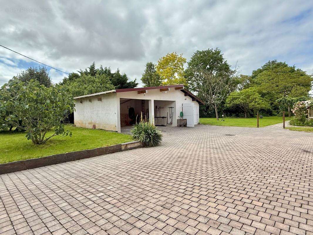 LONGERE DE CARACTERE de 500m² , 5000m² de terrain - photo 41