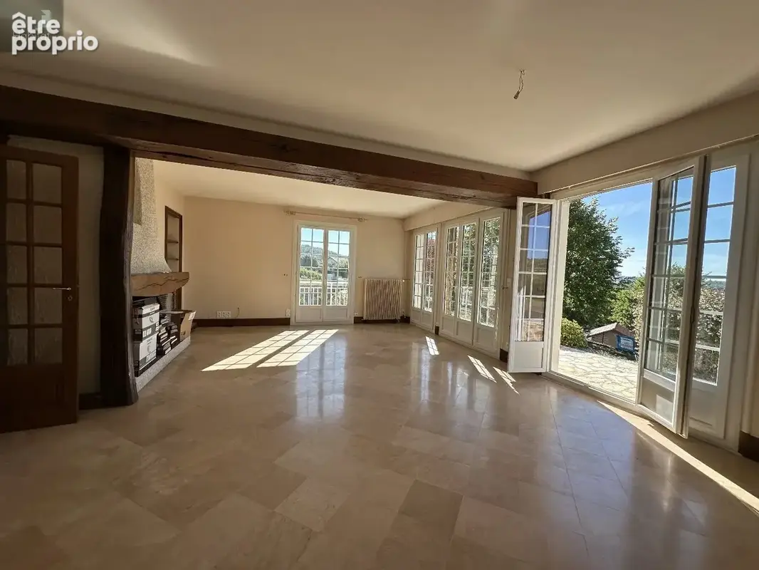 Villa d'architecte, élégante et intemporelle construite sur terrain d'environ 4662m² avec vue dominante,dégagée. - photo 7