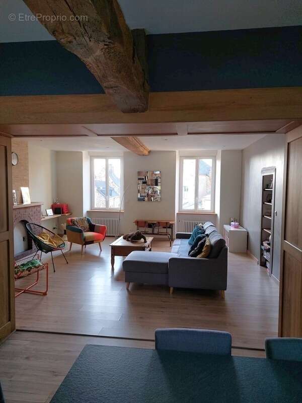 Maison à MONTSURS