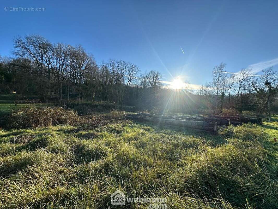 Il est viabilisé - Terrain à VORGES