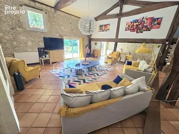 Magnifique maison en pierres renovee de 379 m2 avec 4 chambres, piscine sur un terrain de 1,8 hectares !!! - photo 11
