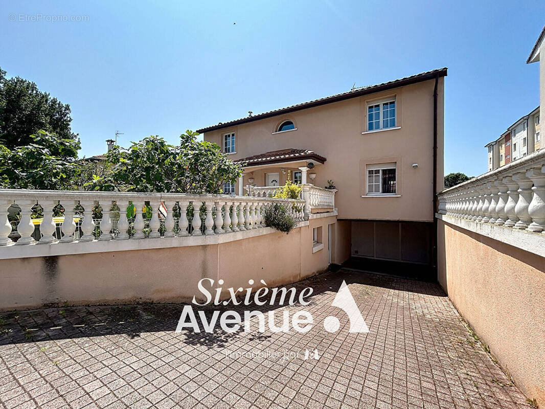 Maison à DECINES-CHARPIEU