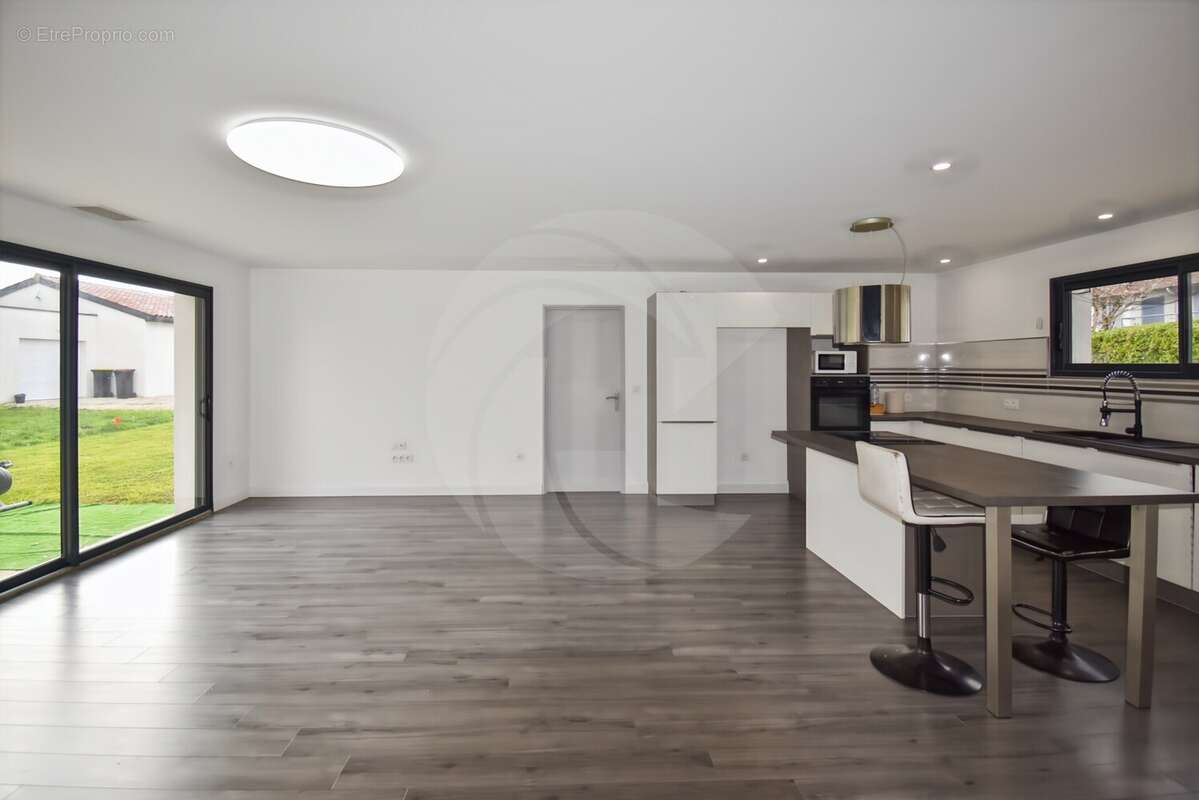 Maison à NEGREPELISSE