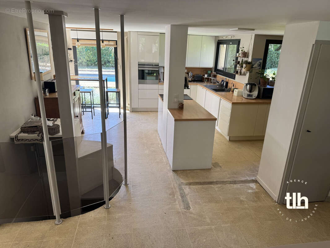 Maison 202 m² à Saint-Genies-Des-Mourgues  - photo 7