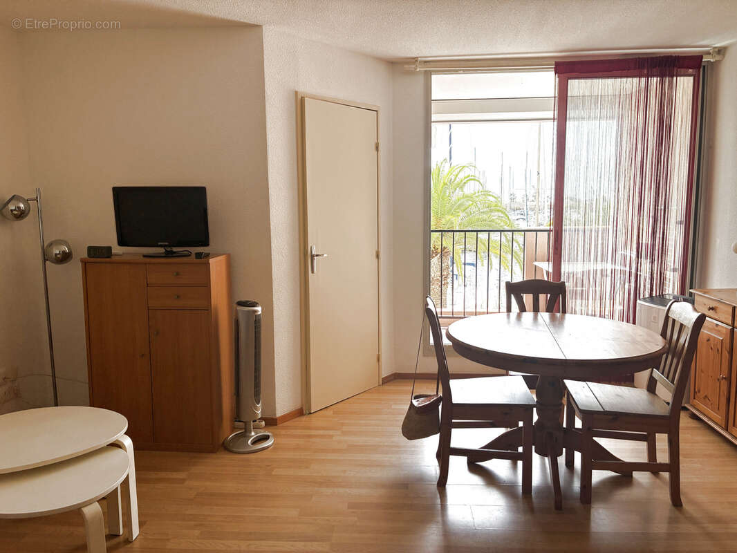 GRUISSAN, RIVE DROITE, EN EXCLUSIVITE, Appartement de type 2 avec terrasse VUE PORT + place de parking privati - photo 5
