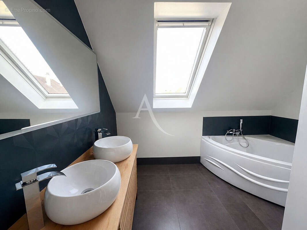 ANNET SUR MARNE : maison familiale individuelle - 7 pièces avec jardin - garage - 3 salles de bains - photo 13