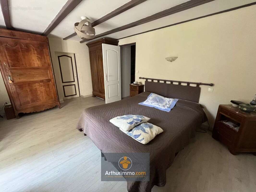 Maison à SAINT-CYR-DU-DORET