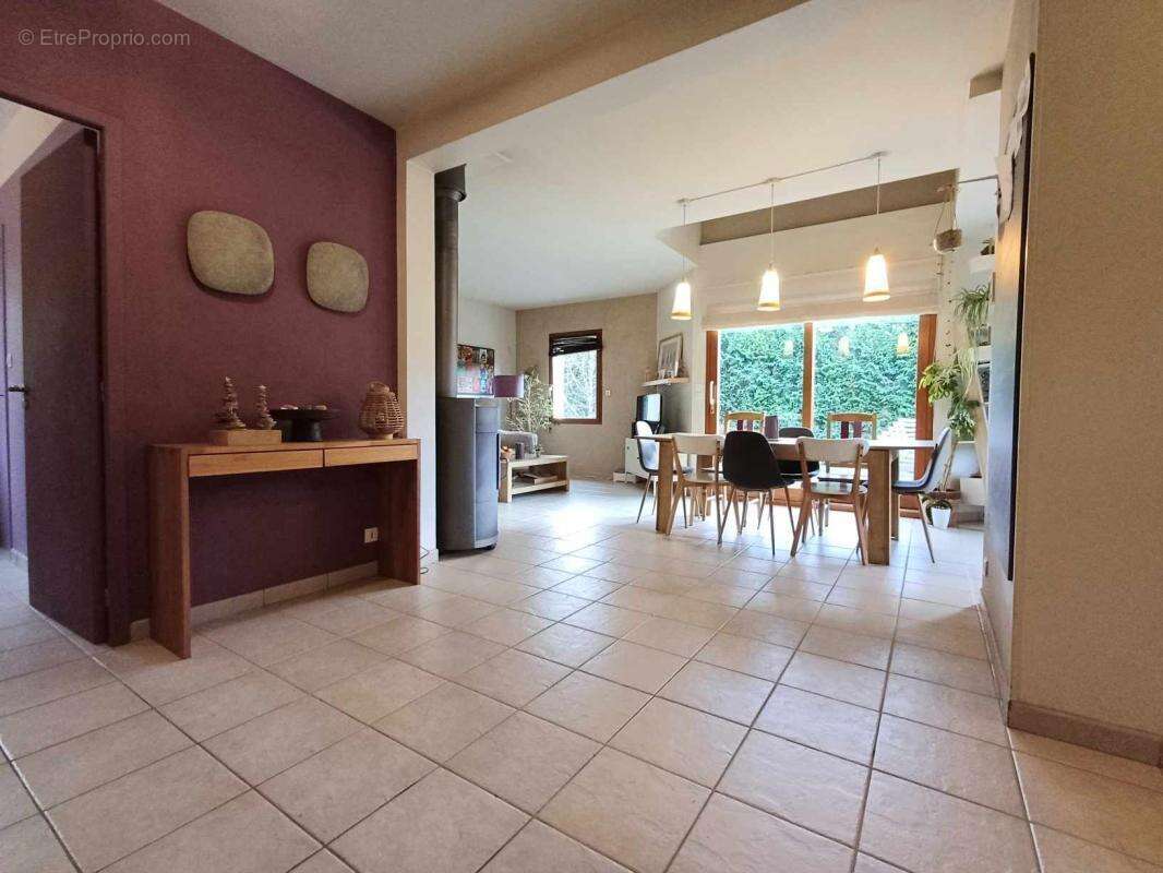 Maison à ENTRE-DEUX-GUIERS