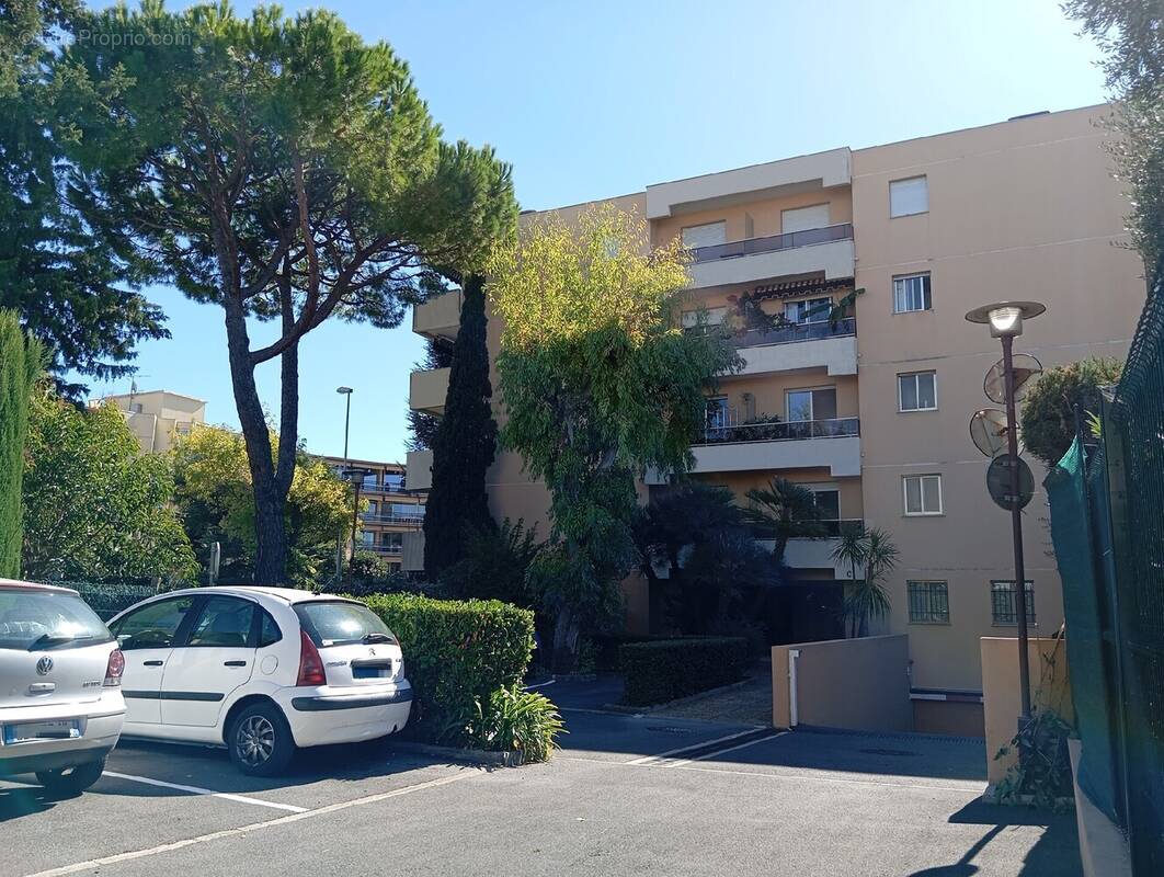 Appartement à SAINT-LAURENT-DU-VAR