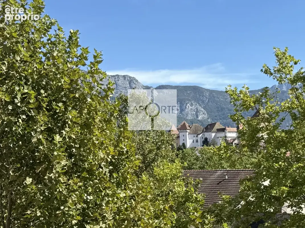 T2 traversant avec vue dégagée   Avenue de Chambéry  / école VAUGELAS - photo 1