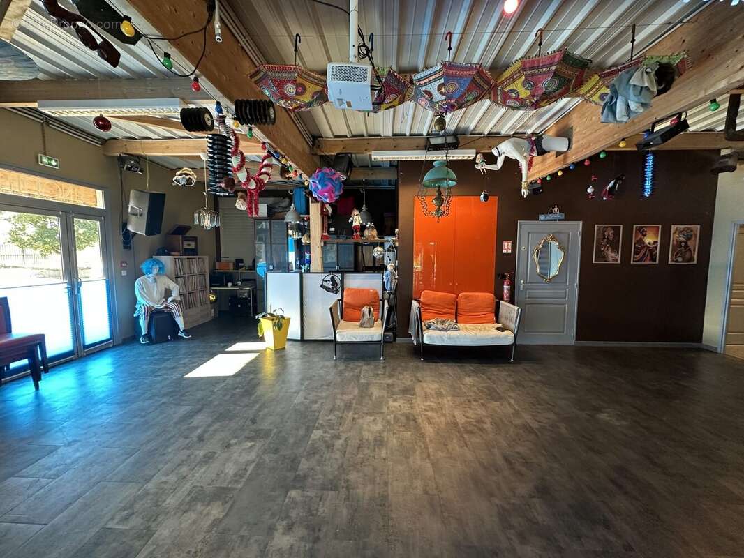 Commerce à TREMBLAY-LES-VILLAGES