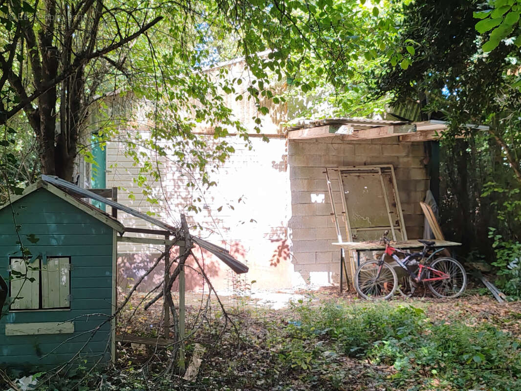 Parking à AURIAC-SUR-VENDINELLE