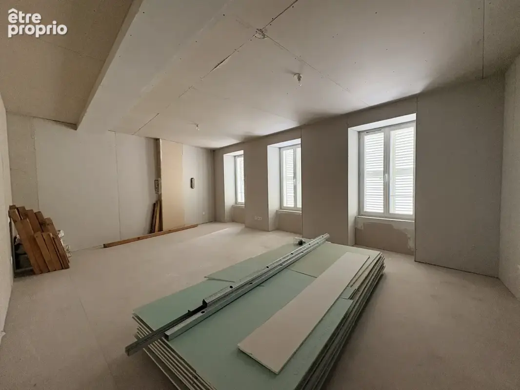 Immeuble avec local commercial loué et appartement à fort potentiel   Centre de Gannat - photo 6