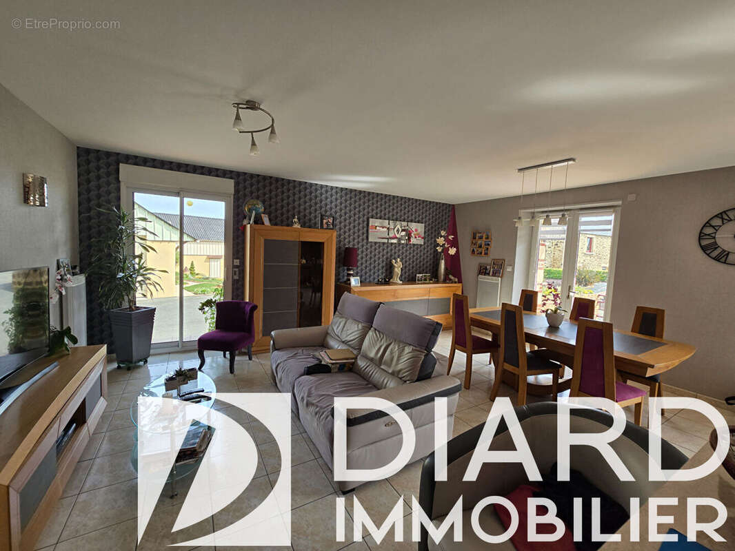 Maison à DOMALAIN