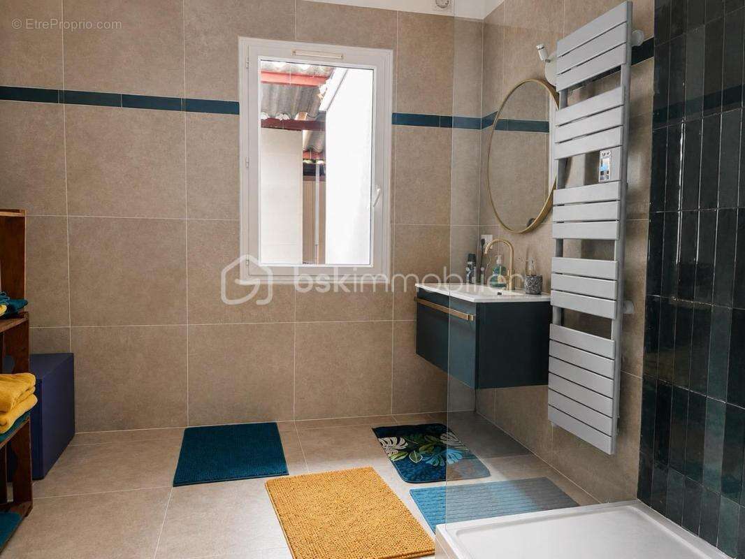 Ensemble immobilier composé d'une habitation R+1 de Type 3 de 138,60 m² habitables et d'un atelier de 121 m² - photo 9