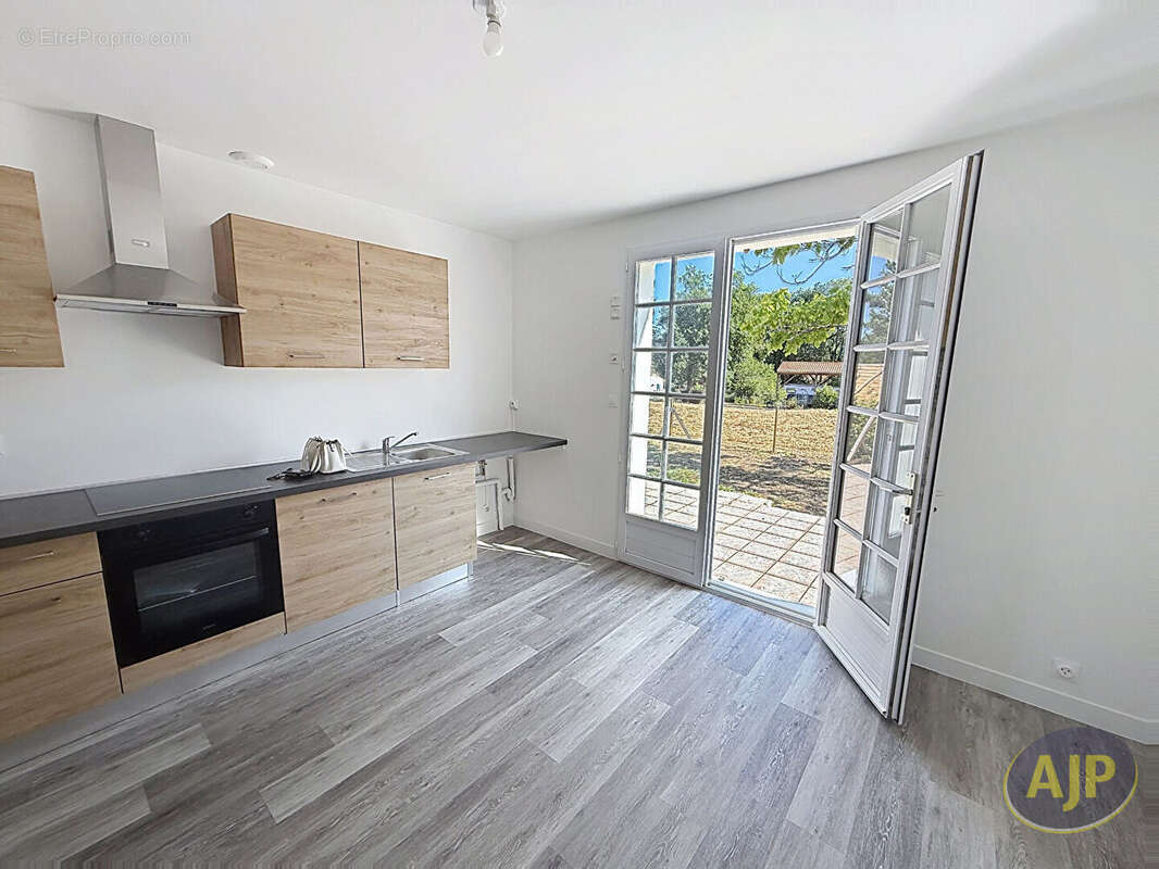 Maison rénovée des années 80 à VAIRE - photo 2