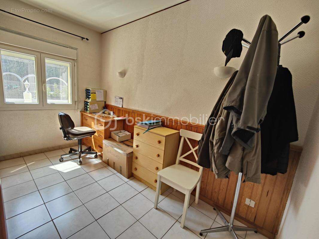 Nevian – maison de plain-pied de 130m² habitable – 4 chambres – salon avec toit cathédrale – séjour très lumineux avec cheminée  - photo 16