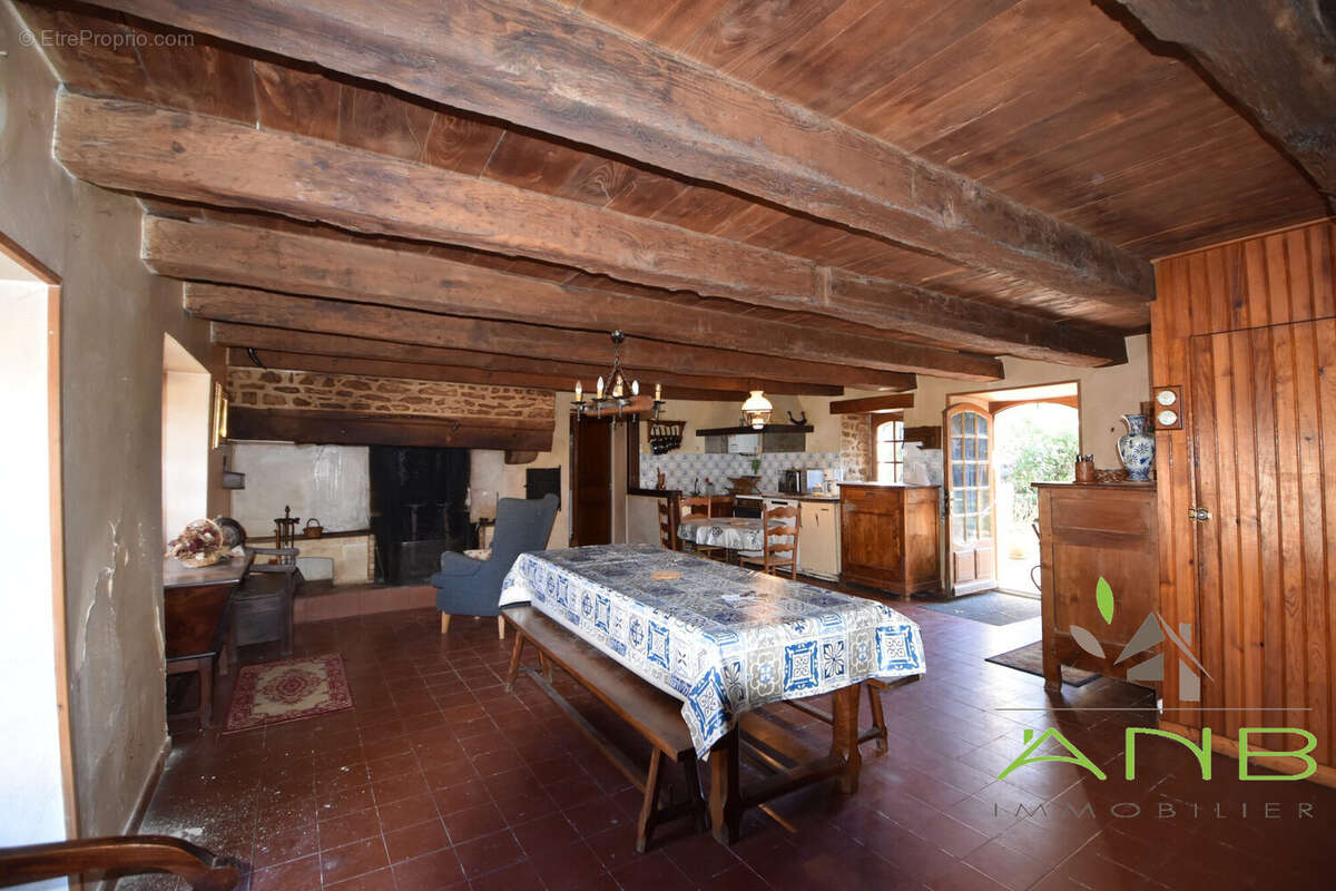 Maison 210 m² à Montbron  - photo 8