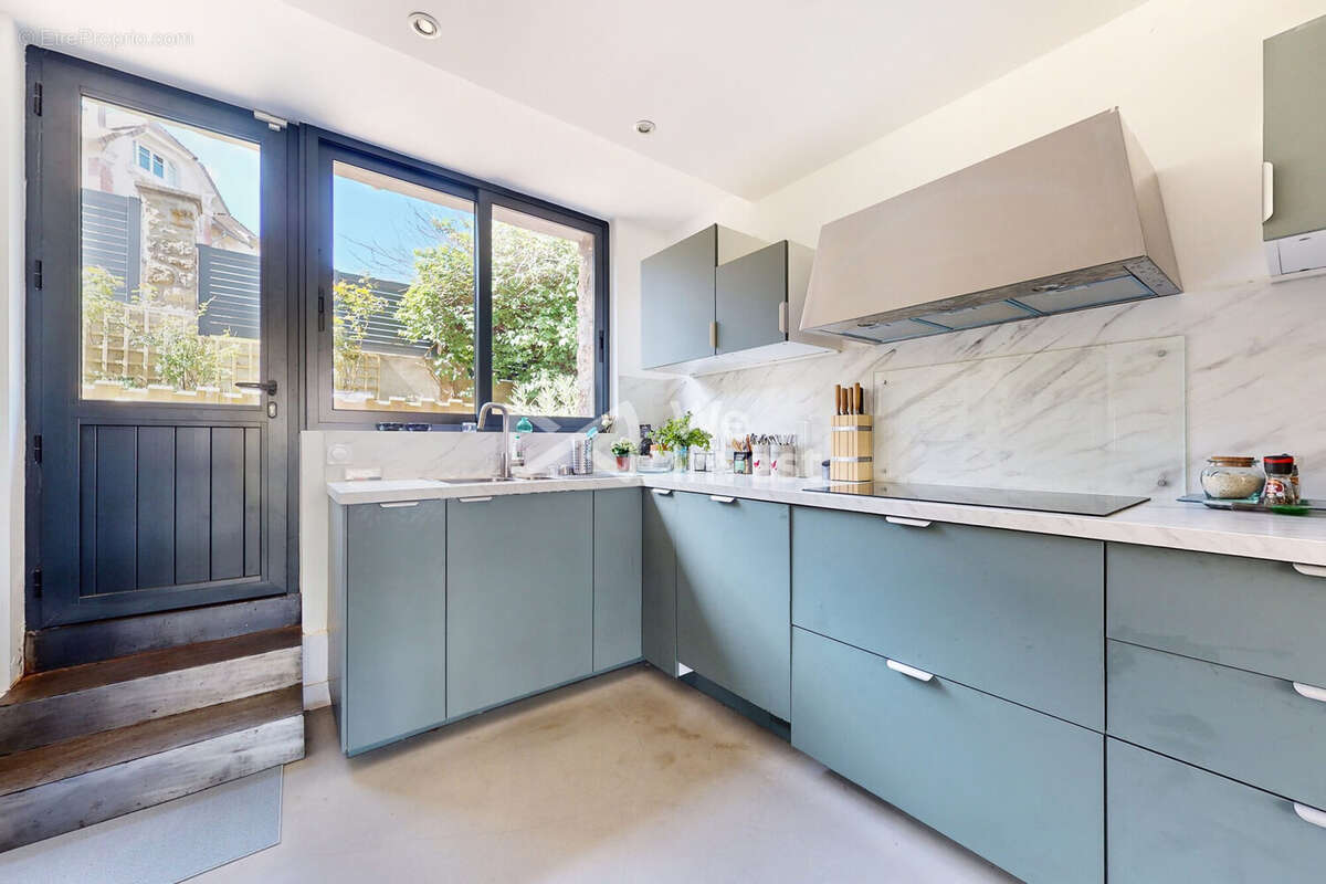 Maison à MARNES-LA-COQUETTE