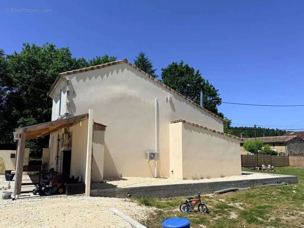 Maison à SAINT-YZAN-DE-SOUDIAC