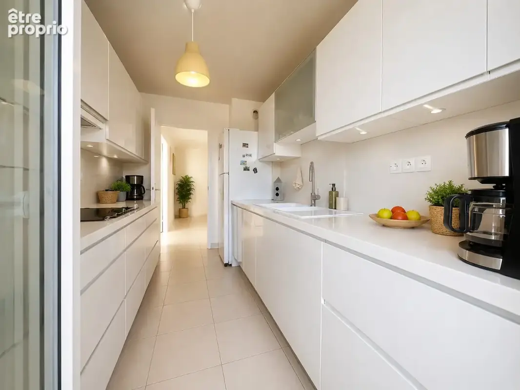'Au sein d'une résidence sécurisée et parfaitement entretenue, venez découvrir ce magnifique appartement T4 au - photo 4