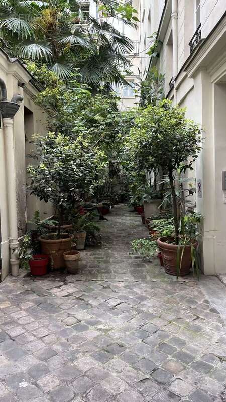 Autre à PARIS-9E