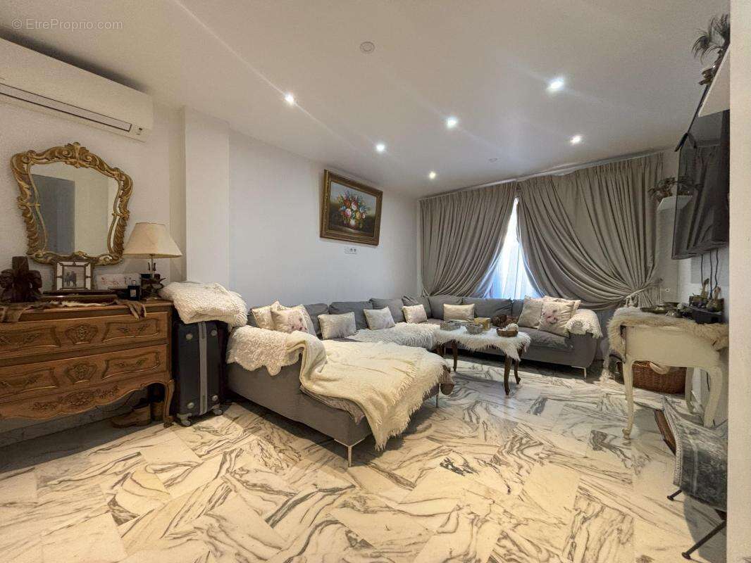 Appartement à SAINT-LAURENT-DU-VAR