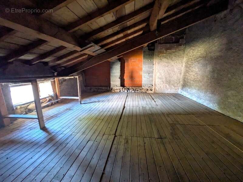 Maison a renover - essertines en donzy , 7 pièces , 164 m² , 4 /5 chambres , combles, cave, garage , terrain 526 m² - photo 2
