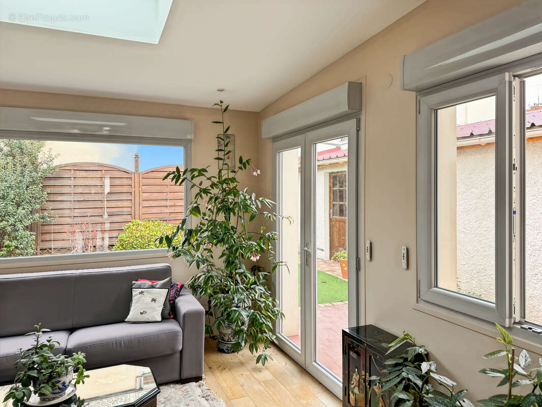 COURBEVOIE 92, Rue Hoche - Maison familiale avec jardins de 111m2 habitables + plus de 52m2 d'annexes (garage - photo 11