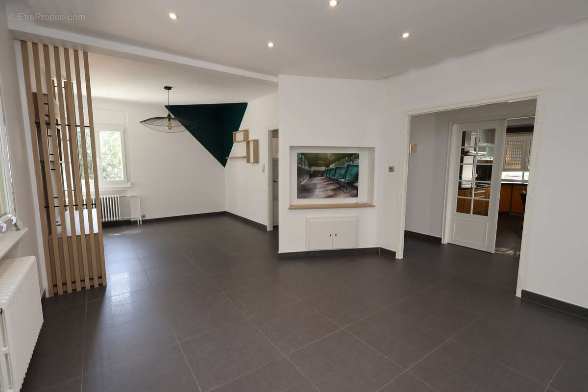 Parfait etat ! metz queuleu grande maison independante  de 206 m2 6 chambres 2 garages et jardin - photo 3