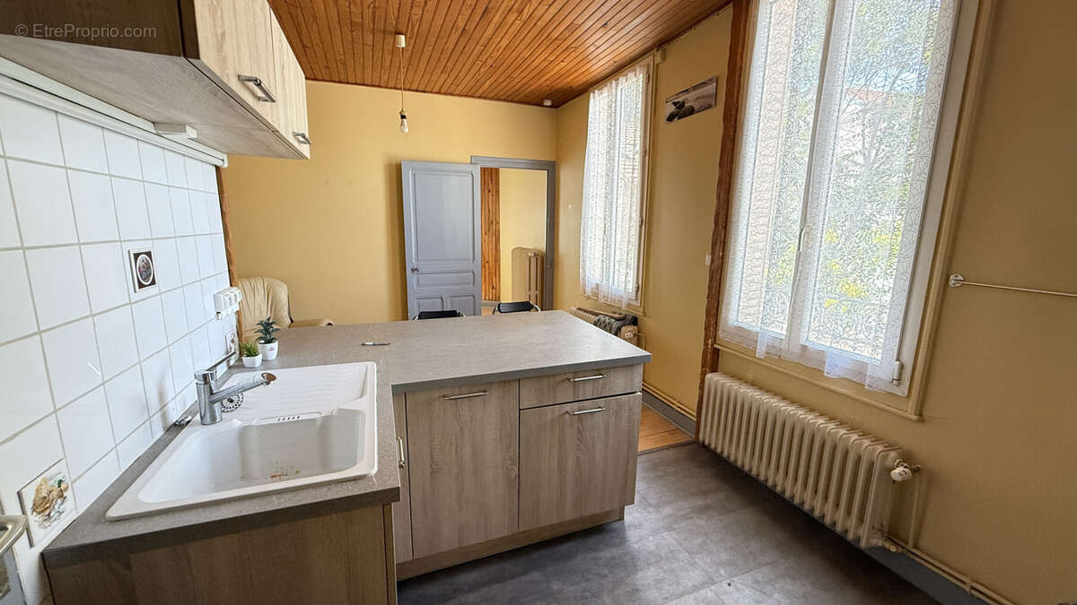 Investissement locatif à Vichy - Immeuble 3 appartements 4 garages - photo 12